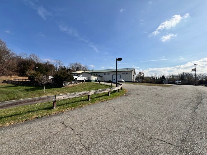 More Photos Of 10 Park Dr, Franklin Warehouse For Lease