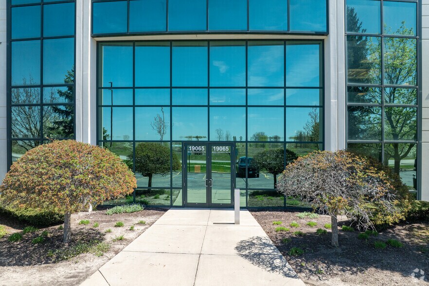 More Photos Of 19065 Hickory Creek Dr, Mokena Medical For Lease