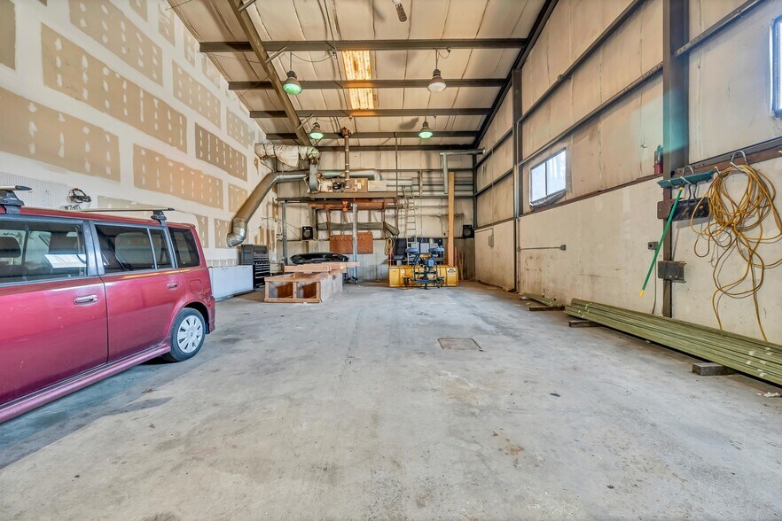More Photos Of 8 Dunham Dr, New Fairfield Warehouse For Lease