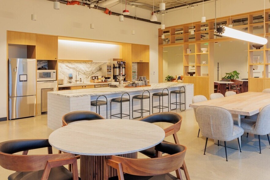 More Photos Of 4311 11th Ave NE, Seattle Office For Lease