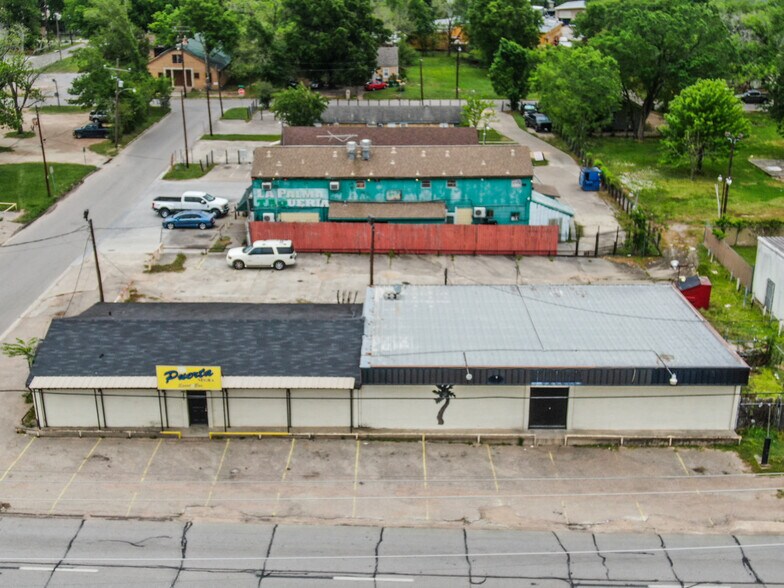 More Photos Of 200 S Frazier St, Conroe Bar For Sale