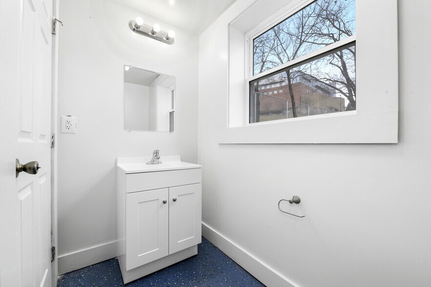 More Photos Of 3665 Central Pky, Cincinnati Warehouse For Sale