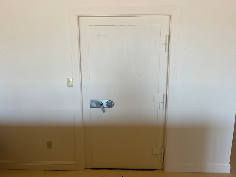 More Photos Of 1410 Apache Dr, Mccomb Freestanding For Lease