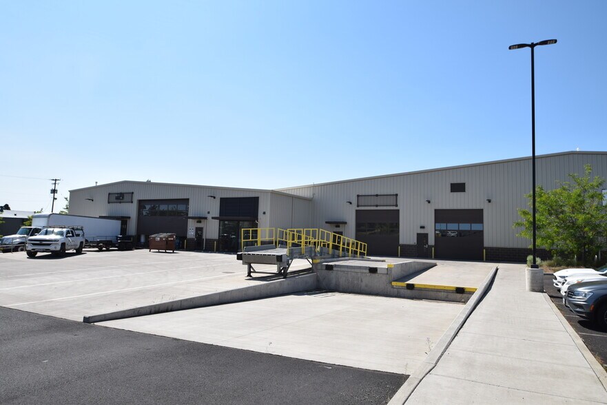 More Photos Of 20495 Murray Rd, Bend Warehouse For Lease