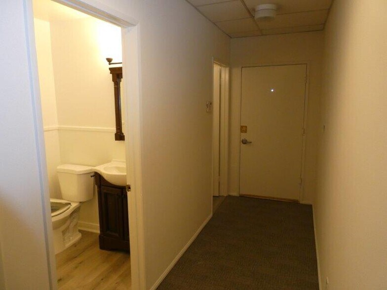 More Photos Of 447 W Burchett St, Glendale Office For Sale