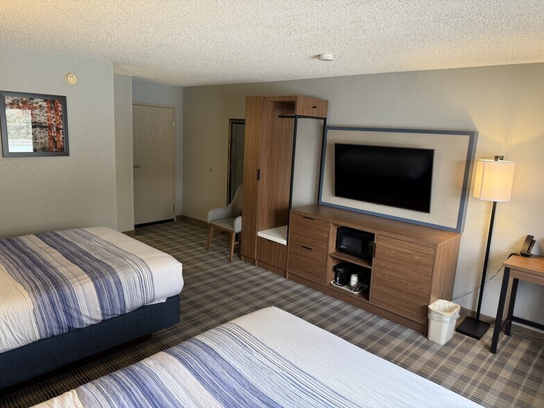 More Photos Of 11 E South Ave, Chippewa Falls Hotel For Sale