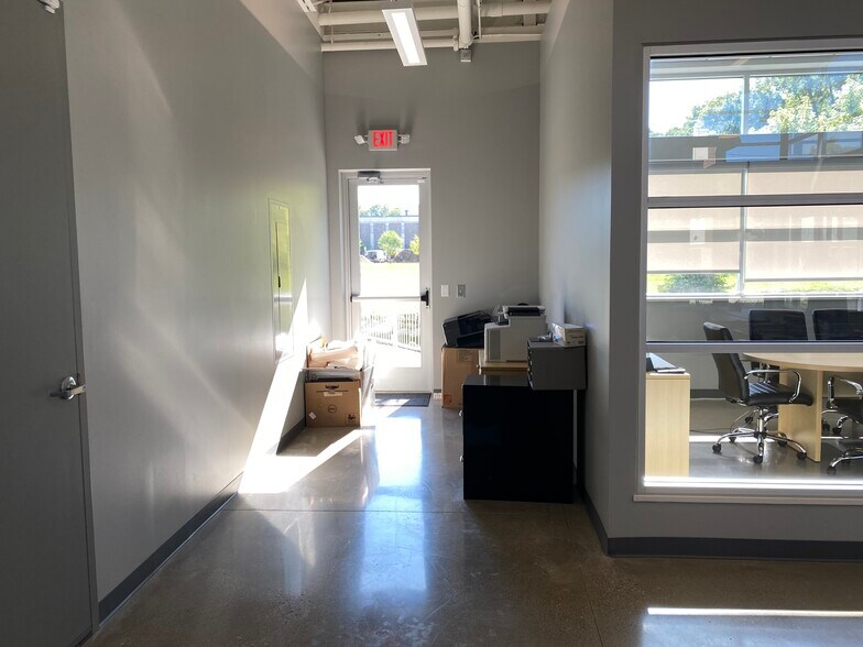 More Photos Of 645 Hulet Dr, Bloomfield Township Office For Lease