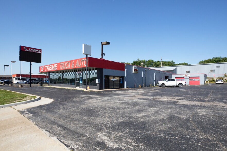 Primary Photo Of 13100 S Us-71 Hwy, Grandview Auto Dealership For Sale