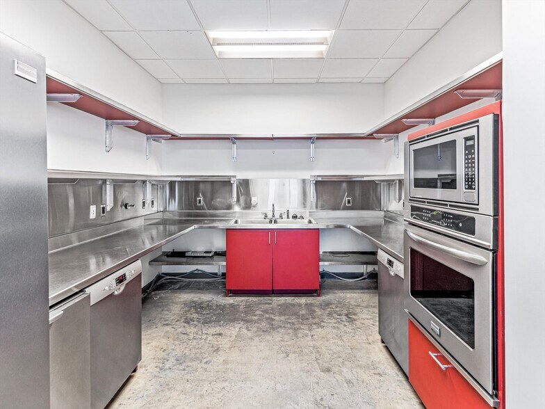 More Photos Of 76 Jupiter Rd, Weaverville Manufacturing For Lease