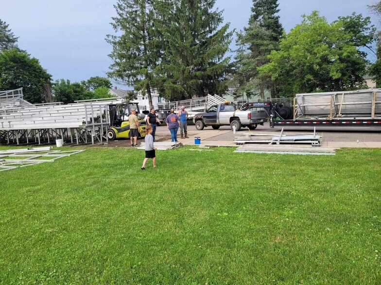 More Photos Of 224 Michael Ln, New Berlin Racetrack For Sale