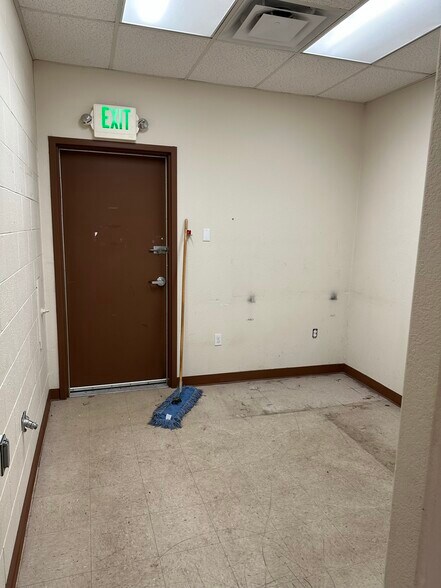 More Photos Of 1640-1670 North Ave, Grand Junction Veterinarian Kennel For Sale