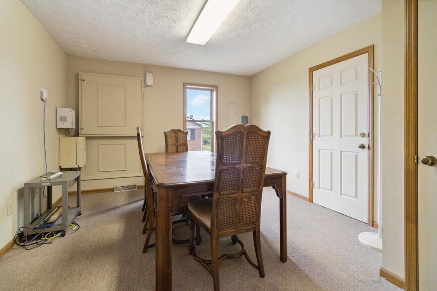 More Photos Of 1509 1/2 Lexington Rd, Richmond Office Residential For Lease