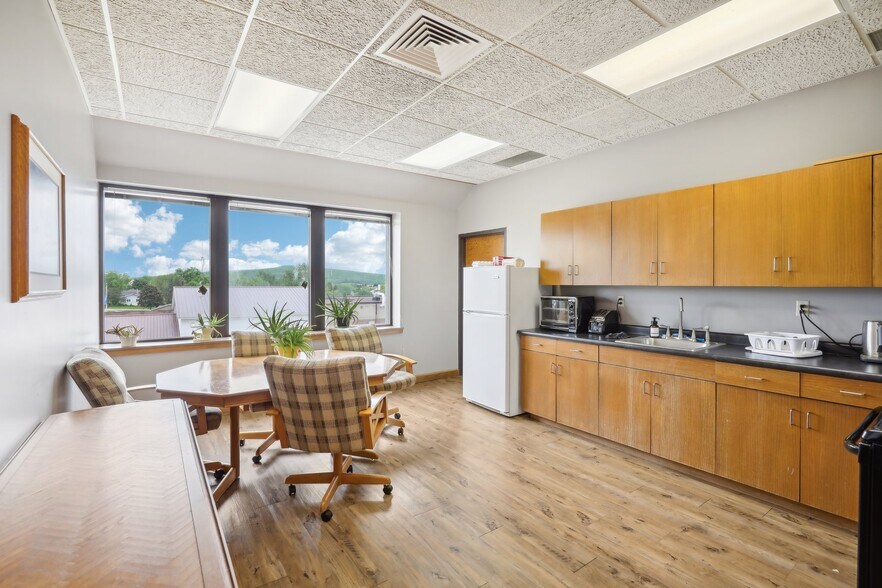 More Photos Of 101 Jones St, Barneveld General Retail For Sale