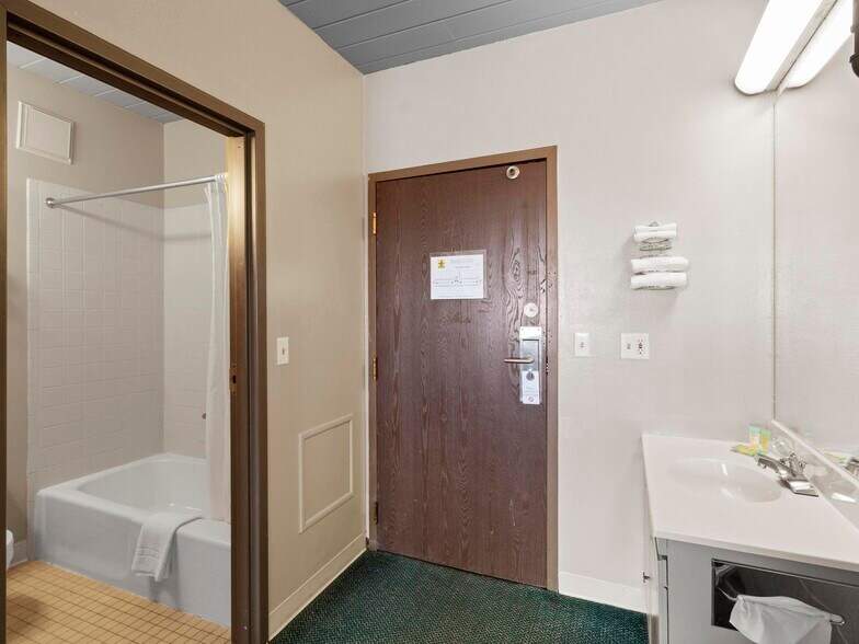 More Photos Of 1904 E Cedar St, Rawlins Hotel For Sale