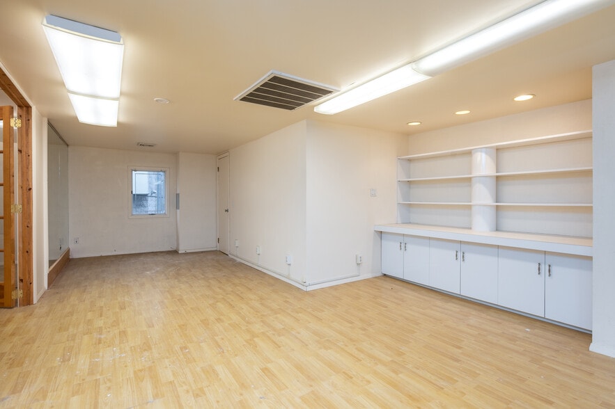 More Photos Of 62 Glen Cove Rd, Roslyn Heights Storefront Retail Office For Lease
