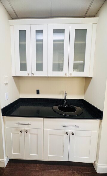 More Photos Of 21731 Ventura Blvd, Woodland Hills Medical For Lease