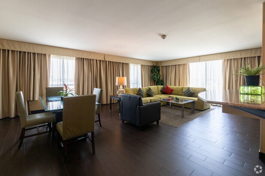 More Photos Of 7611 Katy Fwy, Houston Hotel For Sale