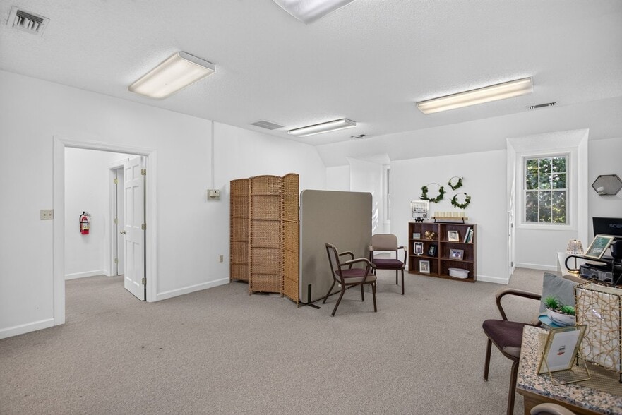More Photos Of 800 Country Club Rd, Harrisonburg Office For Sale