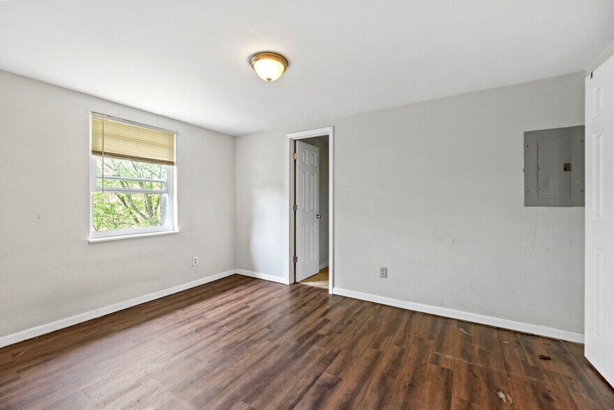 More Photos Of 305 Boone St, Strawberry Plains Apartments For Sale