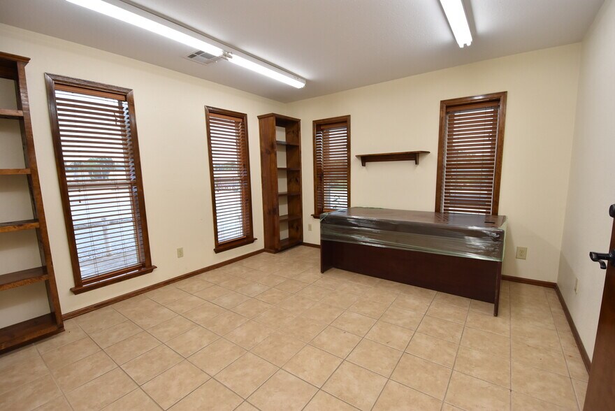 More Photos Of 701 W Broadway, Seminole Manufacturing For Sale