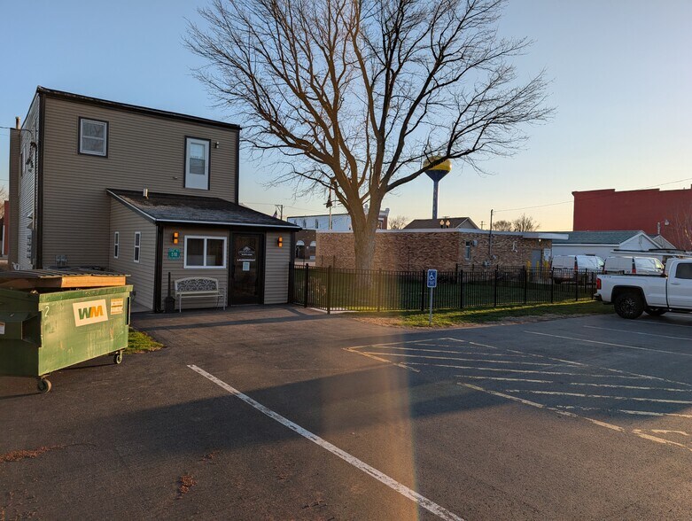 More Photos Of 518 W Main St, Kirkland Freestanding For Sale