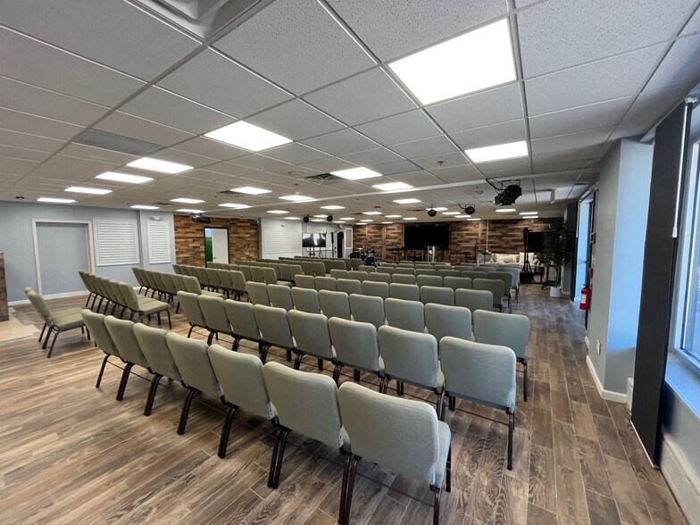 More Photos Of 565-585 Chickering Rd, North Andover Storefront For Sale