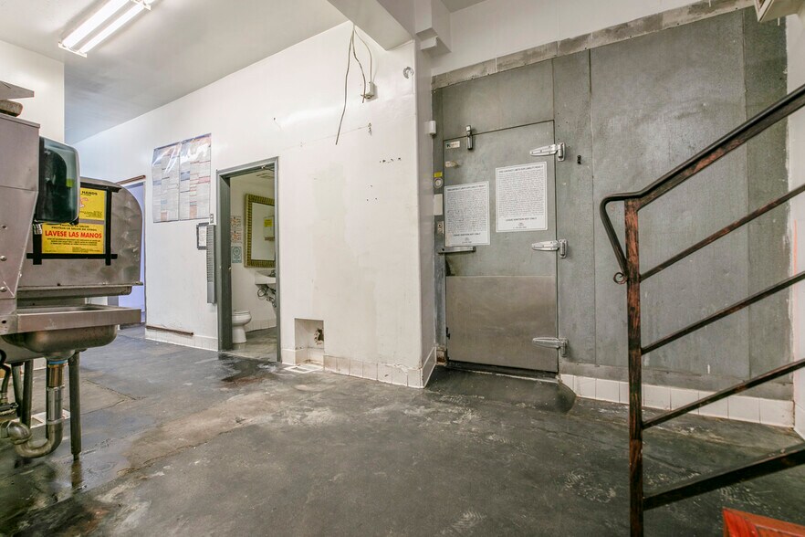 More Photos Of 6340 Yucca St, Los Angeles Restaurant For Lease