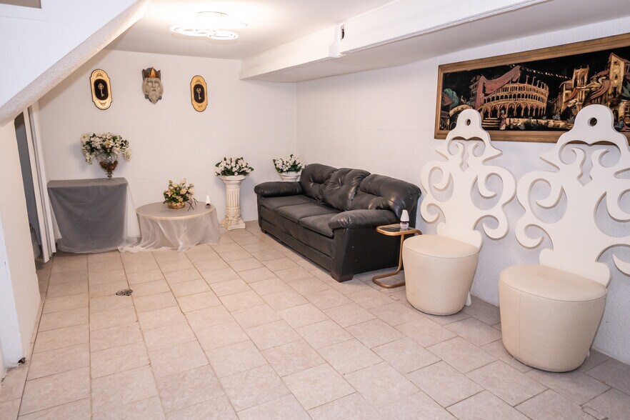 More Photos Of 10140 S Roberts Rd, Palos Hills Bar For Sale