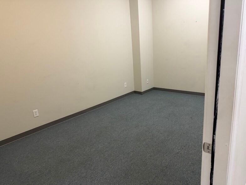 More Photos Of 1975 Mall Blvd, Auburn Warehouse For Lease