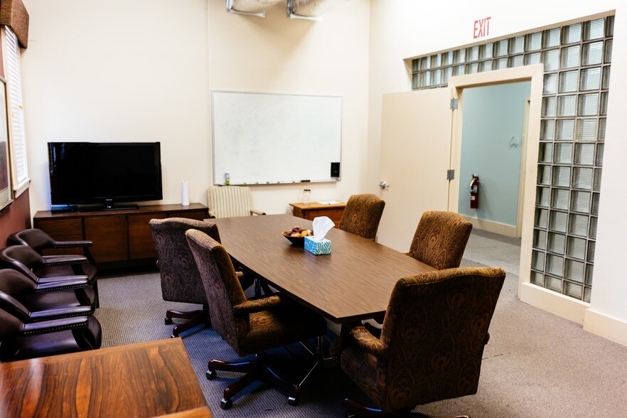 More Photos Of 321 W Hill St, Decatur Office For Lease