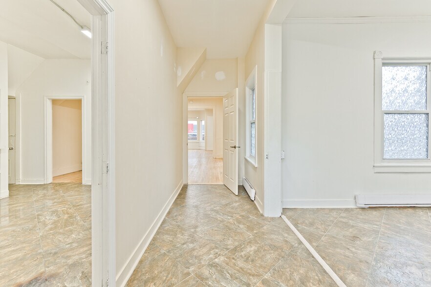 More Photos Of 127 Rue Queen, Sherbrooke Office Residential For Sale
