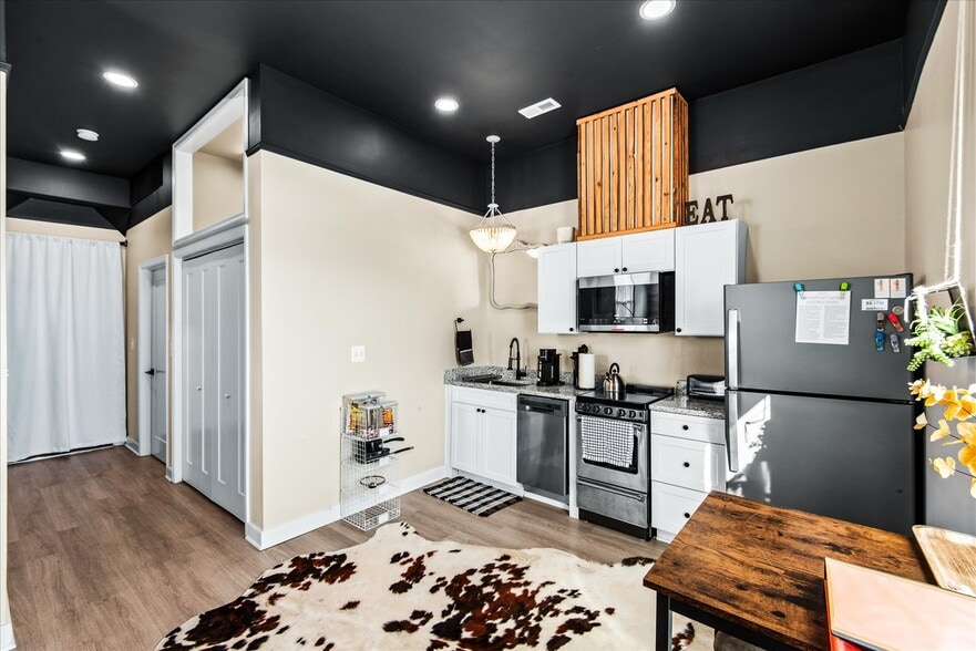 More Photos Of 10 Irving Ave N, Colonial Beach Apartments For Sale