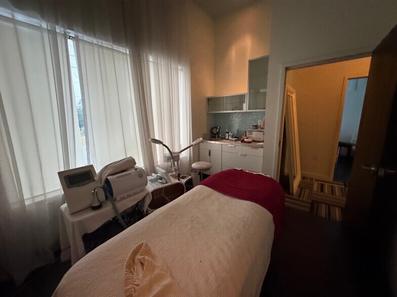 More Photos Of 2140 W Grande Blvd, Tyler Medical For Lease