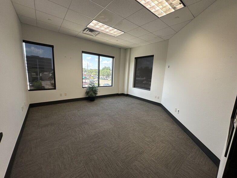 More Photos Of 400 W Oak St, Denton Office For Lease
