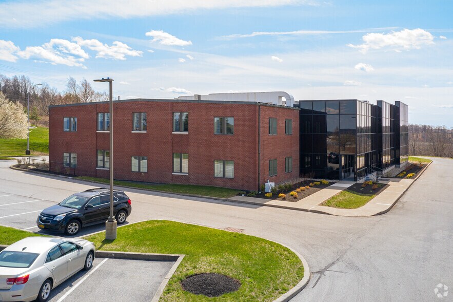 More Photos Of 33 Airport Center Dr, New Windsor Township Office For Lease