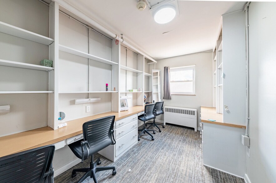 More Photos Of 1493 University Ave, Morgantown Sorority Fraternity House For Lease