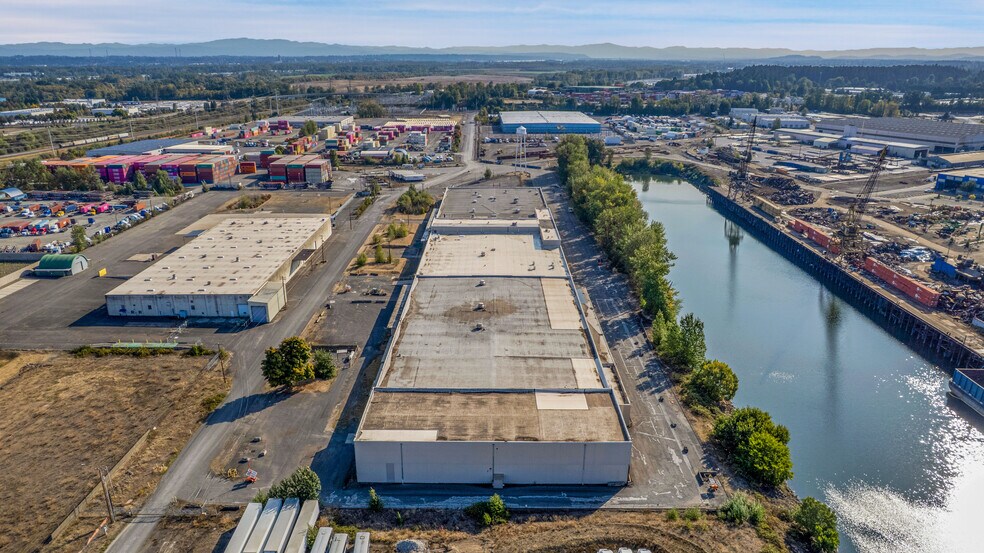 More Photos Of 9930 N Burgard Way, Portland Warehouse For Sale