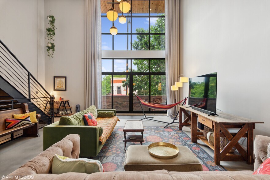 More Photos Of 3522 N Halsted St, Chicago Bar For Sale