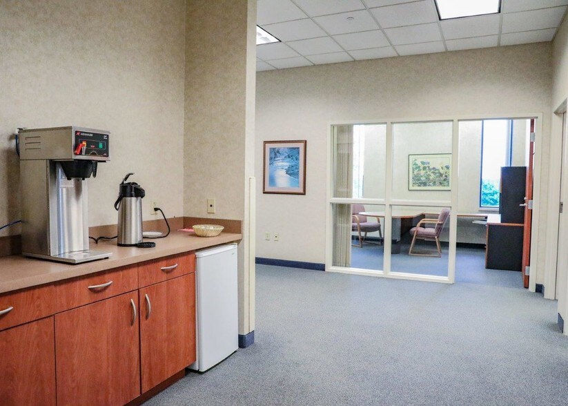 More Photos Of 1605 Heritage Dr, Northfield Office For Lease