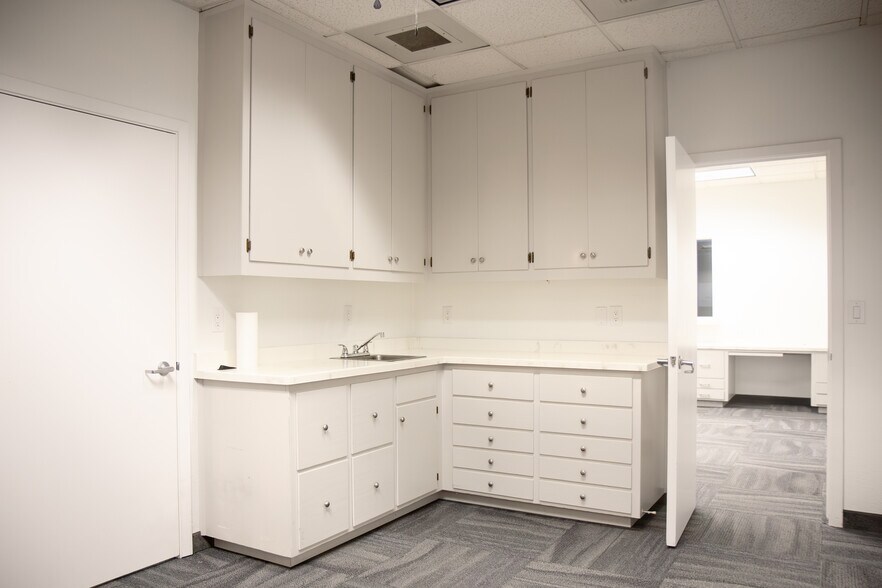 More Photos Of 1015 N Demaree Rd, Visalia Office For Lease