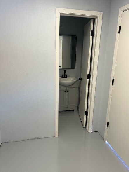 More Photos Of 302 N Main St, Collinsville Light Manufacturing For Lease