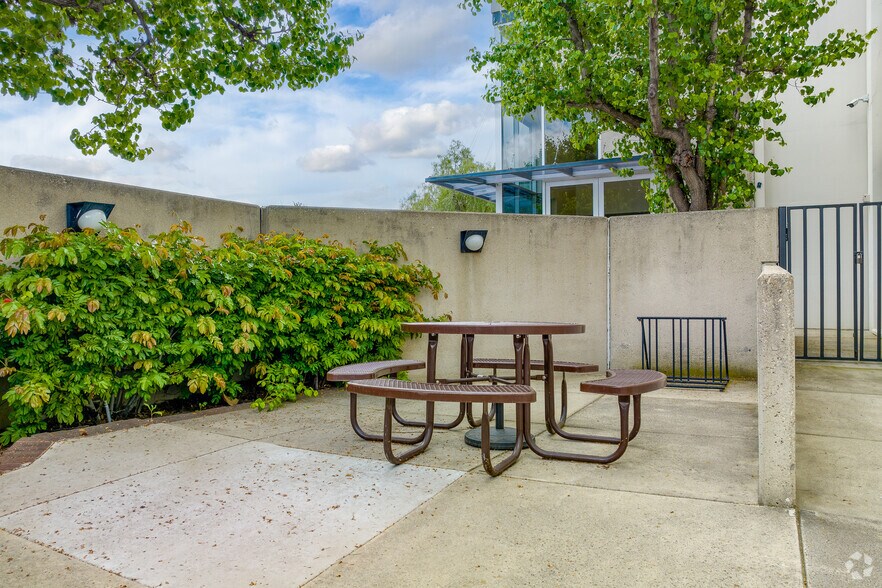 More Photos Of 800 W Chestnut Ave, Monrovia Office For Lease