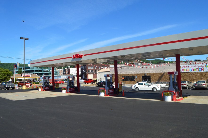 More Photos Of 74 Market St, Warren General Retail For Sale