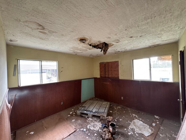 More Photos Of 2033 Winchester Rd, Anniston Flex For Sale