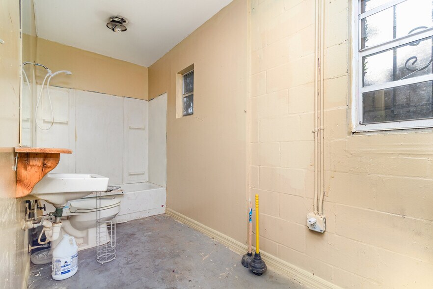 More Photos Of 2516 S Sanford Ave, Sanford Convenience Store For Sale