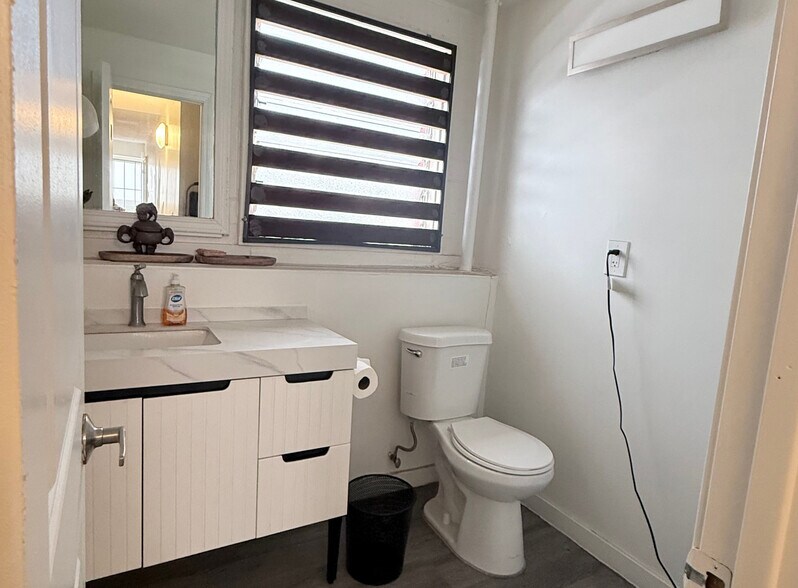 More Photos Of 2130 N King St, Honolulu Freestanding For Lease
