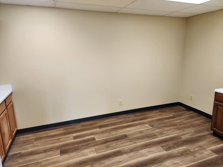 More Photos Of 10221 Desert Sands St, San Antonio Unknown For Lease