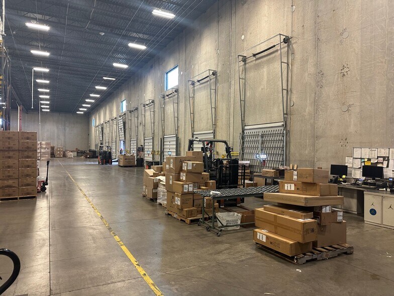 More Photos Of 555 Riverwalk Pky, Tonawanda Distribution For Lease