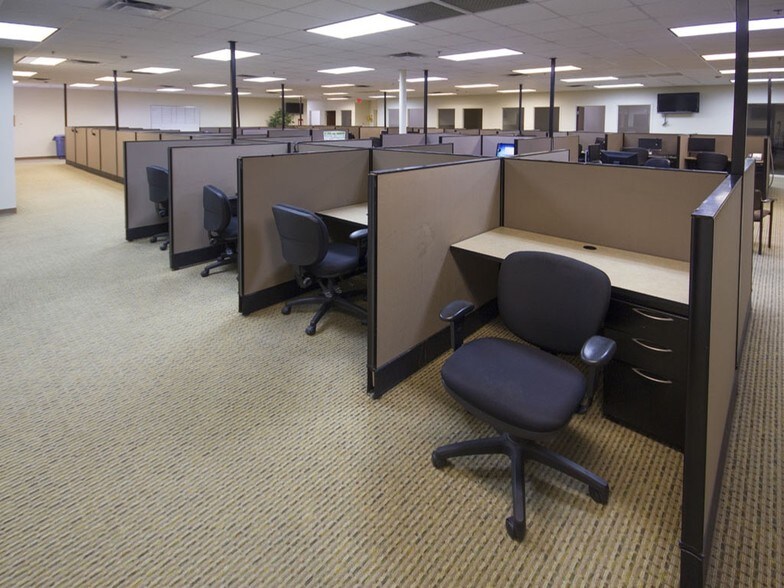 More Photos Of 4393 Sunbelt Dr, Addison Flex For Lease