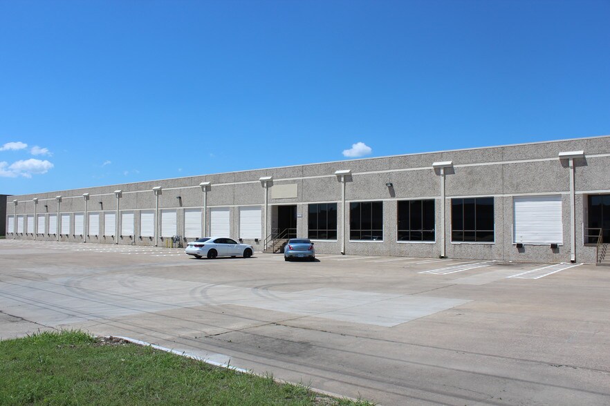 More Photos Of 1925-1939 N Great Southwest Pky, Grand Prairie Distribution For Lease